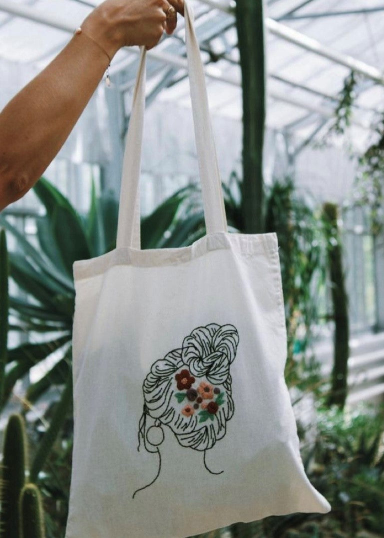 Sac fourre-tout fleurs dans les cheveux